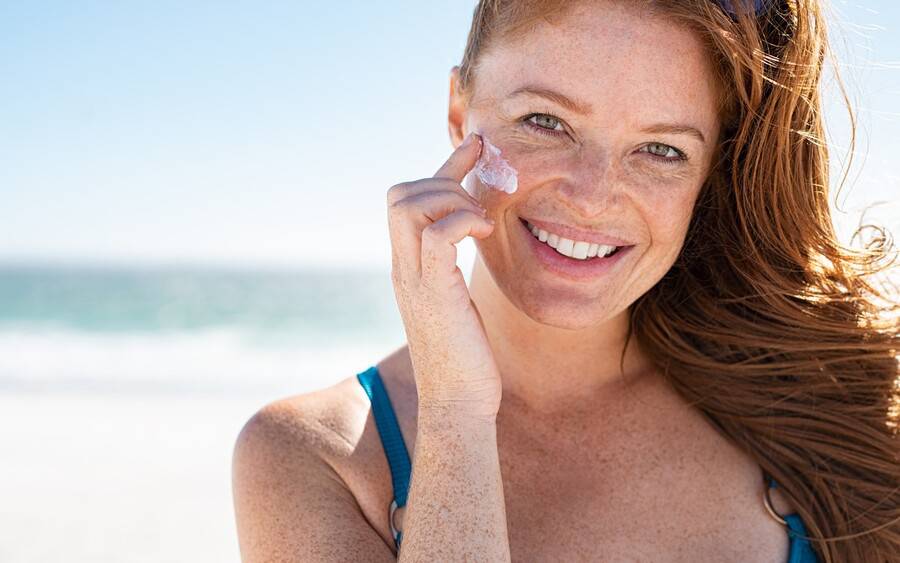 چه ضد آفتابی برای پوست چرب و آکنه‌ دار مناسب است؟